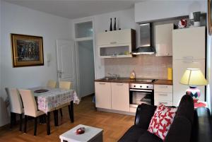 Cuisine ou kitchenette dans l'établissement Apartments Mara Cres