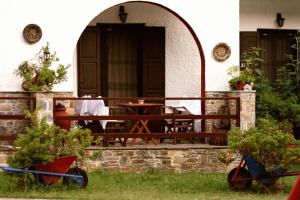 Сад в Spiros Rooms