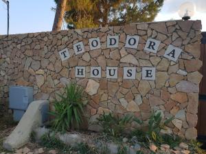 a stone wall with a sign that reads hollywood house at Teodora House in Noto