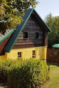 クロルト・アルテンベルクにあるFerienhaus Toorenの黄色の屋根の家