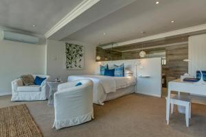 Postel nebo postele na pokoji v ubytování Amanzi Island Boutique Hotel