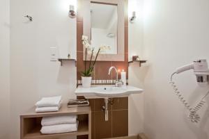 La salle de bains est pourvue d'un lavabo et d'un miroir. dans l'établissement Appart'City Confort Marseille Centre Prado Vélodrome, à Marseille