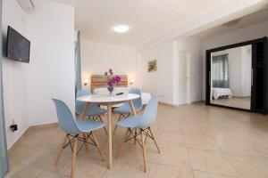 a dining room with a table and chairs and a mirror at villa aurora in Giardini Naxos