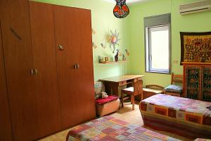 1 dormitorio con cama y escritorio. en The Sunset Home, en Piazza Armerina