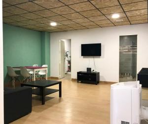 Piso residencial en el centro de Barcelonaにあるテレビまたはエンターテインメントセンター