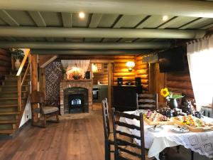 ein Esszimmer mit Tisch und Kamin in der Unterkunft Raxti in Kuldīga