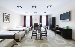 TV a/nebo společenská místnost v ubytování Hotel Picaro Żarska Wieś Północ A4 kierunek Niemcy