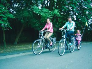 un homme et une femme à bord de vélos avec un enfant dans l'établissement B&B Wisteria, à Herne