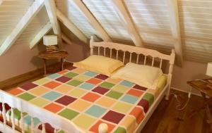 une chambre avec un lit dans un grenier dans l'établissement bienvenue à bord, à Saint-François