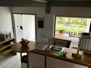 une cuisine avec un comptoir, un évier et une fenêtre dans l'établissement bienvenue à bord, à Saint-François 7 autres photos