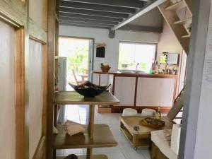 Cette chambre comprend une table avec un bol. dans l'établissement bienvenue à bord, à Saint-François