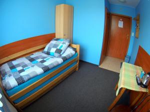 チェンストホヴァにあるNoclegi Wegaの青い壁のベッドルーム1室