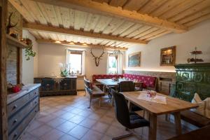 una sala da pranzo con tavolo e sedie di Glautschhof a Weissensee