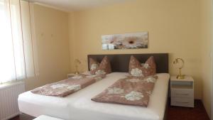 um quarto com uma cama com duas almofadas em Ferienhaus am Sonnenhang em Willingen