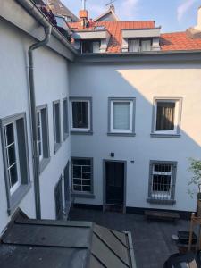 Blick auf die Außenseite eines weißen Hauses in der Unterkunft Gästewohnung im Logenhaus in Mainz