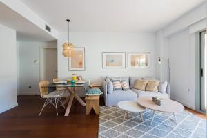 a living room with a couch and a table at Petit Luxe l'Oasi d'Egara in Terrassa