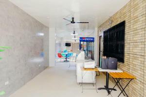 TV a/nebo společenská místnost v ubytování HalfWay House Hostel Mactan Cebu Airport