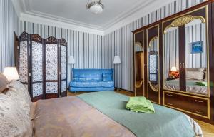 モスクワにあるАпартаменты на Плющихе 44/2のベッドルーム1室(ベッド1台、青い椅子付)