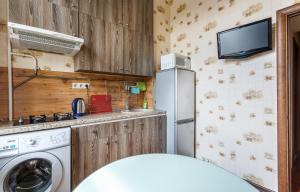 モスクワにあるАпартаменты на Плющихе 44/2のキッチン(洗濯機、テレビ付)
