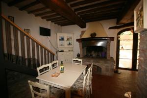 a dining room with a table and a fireplace at Il Mulino del Rigualdo in Torniella