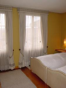 Postel nebo postele na pokoji v ubytování Gasthof Bären Laupen