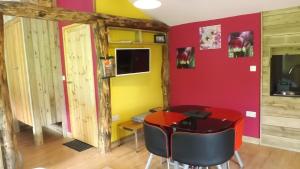 una habitación con una pared roja y amarilla en Hen House, en Hastings 14 fotos más