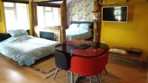 1 dormitorio con escritorio, 1 cama y espejo en Hen House, en Hastings