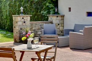 Best Western Compass Inn في Tormarton: طاولة مع إناء من الزهور على الفناء