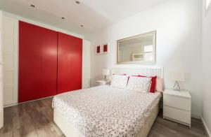 マドリードにあるApartamento en SOL, Madrid Centroの赤いキャビネットとベッド付きのベッドルーム1室
