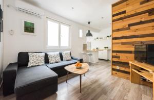a living room with a couch and a table at Apartamento en SOL, Madrid Centro in Madrid