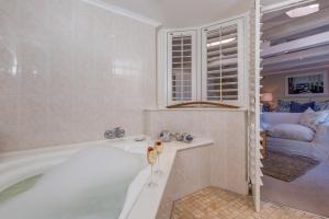 Postel nebo postele na pokoji v ubytování Amanzi Island Boutique Hotel