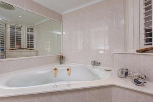 Koupelna v ubytování Amanzi Island Boutique Hotel