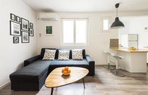 マドリードにあるApartamento en SOL, Madrid Centroのリビングルーム(黒いソファ、テーブル付)