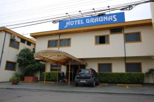 a hotel with a car parked in front of it at Hotel Graunas in São Carlos