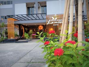 Um jardim em La Moon At Phuket - SHA Extra Plus