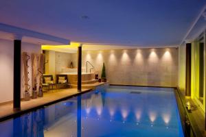 una grande piscina in una casa con cucina di Hotel Italia a Corvara in Badia