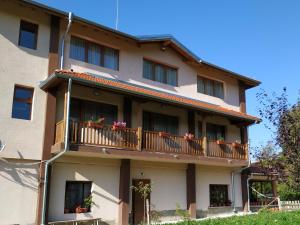 - un bâtiment avec un balcon fleuri dans l'établissement Family Hotel Panorama, à Chiflik
