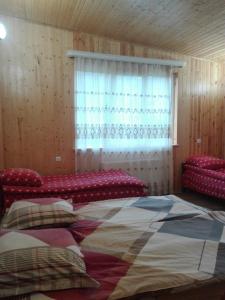 - une chambre avec un grand lit et une fenêtre dans l'établissement Guest House Sabauri, à Kazbegi