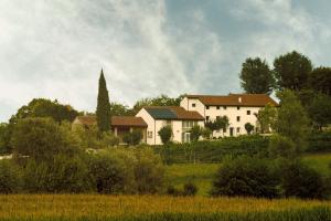 a house in the middle of a field at Agriturismo Relais Maddalene101 in Vicenza