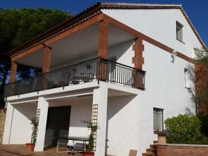 Fogás de TorderaにあるVilla Fabiolaの白い家(バルコニー、テーブル付)