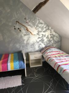 ein Schlafzimmer mit einem Bett und einem Waschbecken an der Wand in der Unterkunft GITE CHEZ XAVIER 2Mn DU CIRCUIT in Magny-Cours