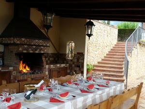 - une table dans un restaurant avec une cheminée dans l'établissement Villa Fabiola, à Fogás de Tordera