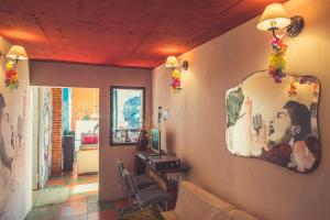 sala de estar con espejo en la pared en Del Barcito Hostel and Suites, en Punta del Este