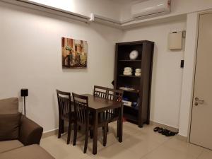 uma sala de estar com uma mesa de jantar e cadeiras em SJA Suria Jelutong em Shah Alam