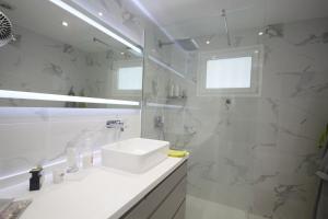 Kúpeľňa v ubytovaní Luxury Apartments in first beach line with pool