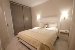 Posteľ alebo postele v izbe v ubytovaní Luxury Apartments in first beach line with pool + 9 fotografií