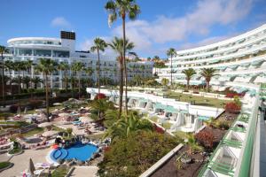 Bazén v ubytovaní Luxury Apartments in first beach line with pool alebo v jeho blízkosti