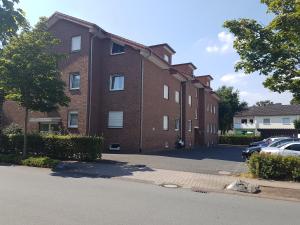 a brick building with a car parked in front of it at Business Apartment Lippstadt Nord 50 qm in Lippstadt