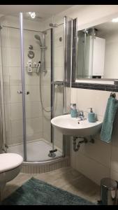 コッヘムにあるTurmblickのバスルーム(シャワー、洗面台、トイレ付)
