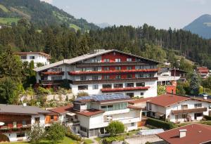 um grupo de edifícios numa aldeia de montanha em Hotel Bruno em Fügen